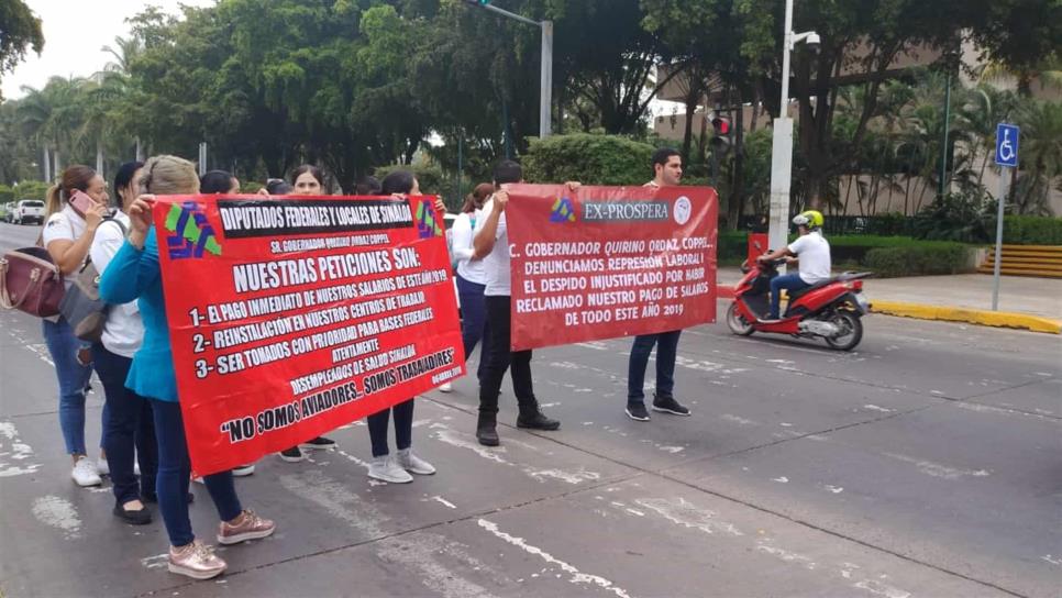 Protestan extrabajadores de Prospera frente a Palacio de Gobierno