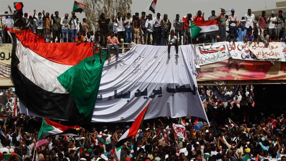 Militares confirman golpe de Estado en Sudán, arrestan al presidente