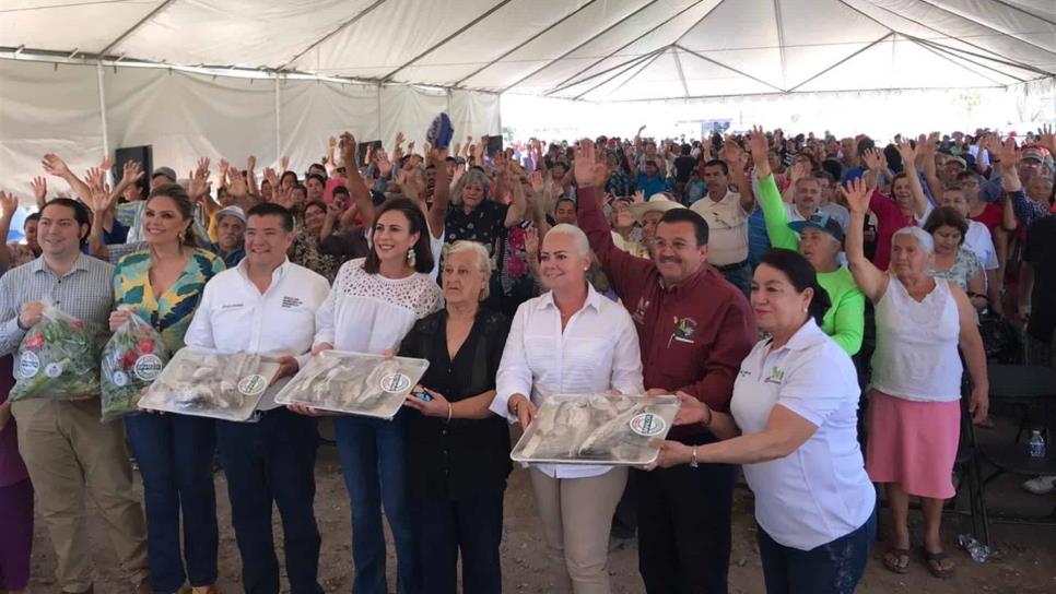 Entrega Rosy Fuentes dotación de pescado y vegetales en Navolato