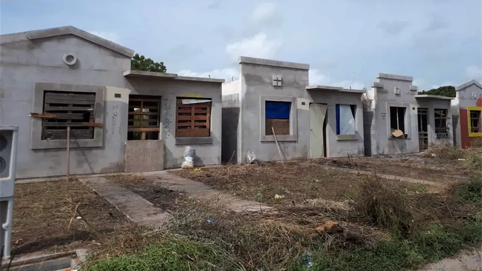 Invaden casas abandonadas en Urbi Villa del Rey en Los Mochis