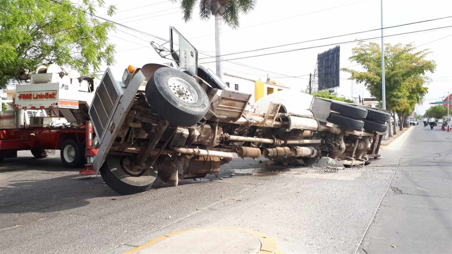 Cae revolvedora de cemento a un socavón en Los Mochis
