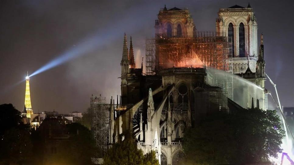 Trabajadores de Notre Dame fumaban en el lugar pese a estar prohibido