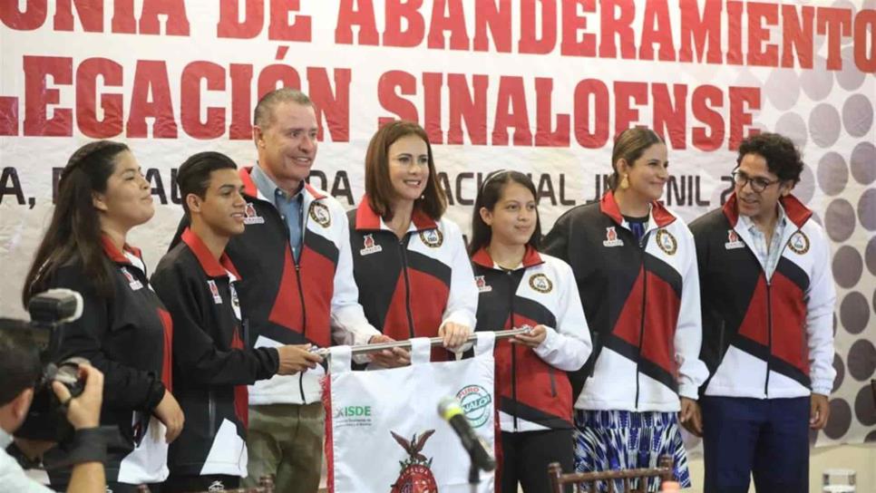 Quirino abanderada a la delegación de Sinaloa para la Olimpiada Nacional