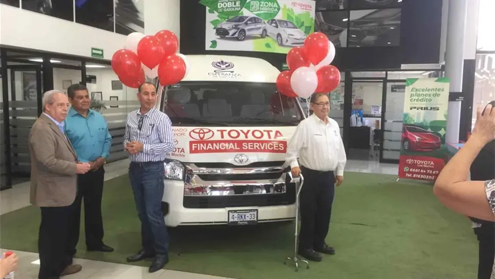 Apoya Toyota a Esperanza de Luz con una camioneta