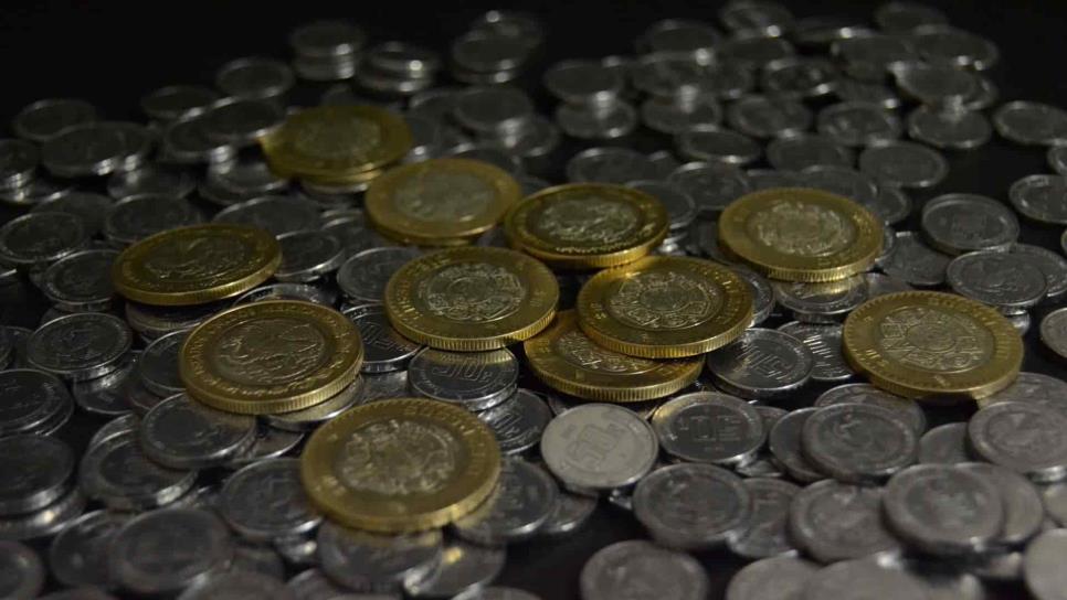 Peso retrocede ante aversión al riesgo en mercados globales