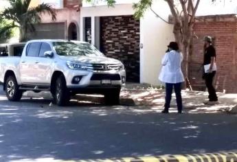 Balean camioneta afuera de domicilio en Culiacán