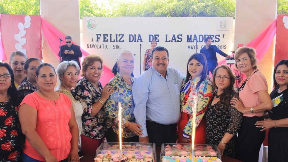 Festeja alcalde de Navolato a las mamás en su día