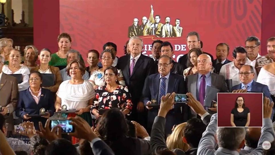 AMLO promulga nueva reforma educativa y reconoce labor de profesores