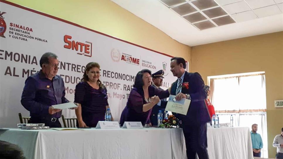 Reconocen a docentes de Ahome con medalla Prof. Rafael Ramírez