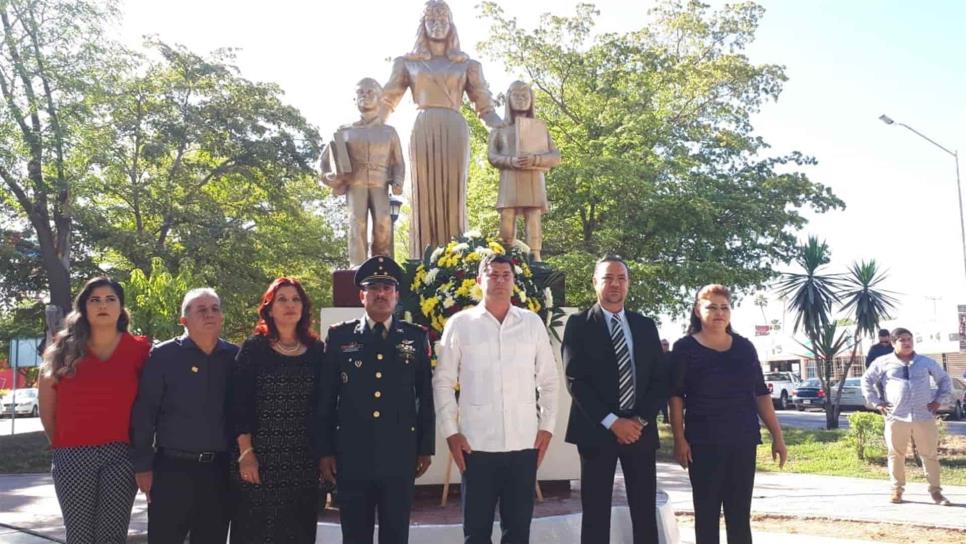 Reconocen labor del magisterio y colocan ofrenda en el Monumento al Maestro