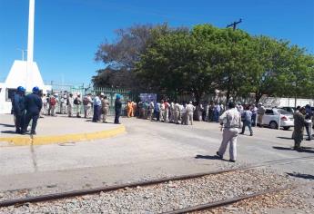 Protestan empleados de Pemex en planta de Topolobampo