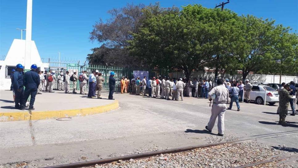 Protestan empleados de Pemex en planta de Topolobampo