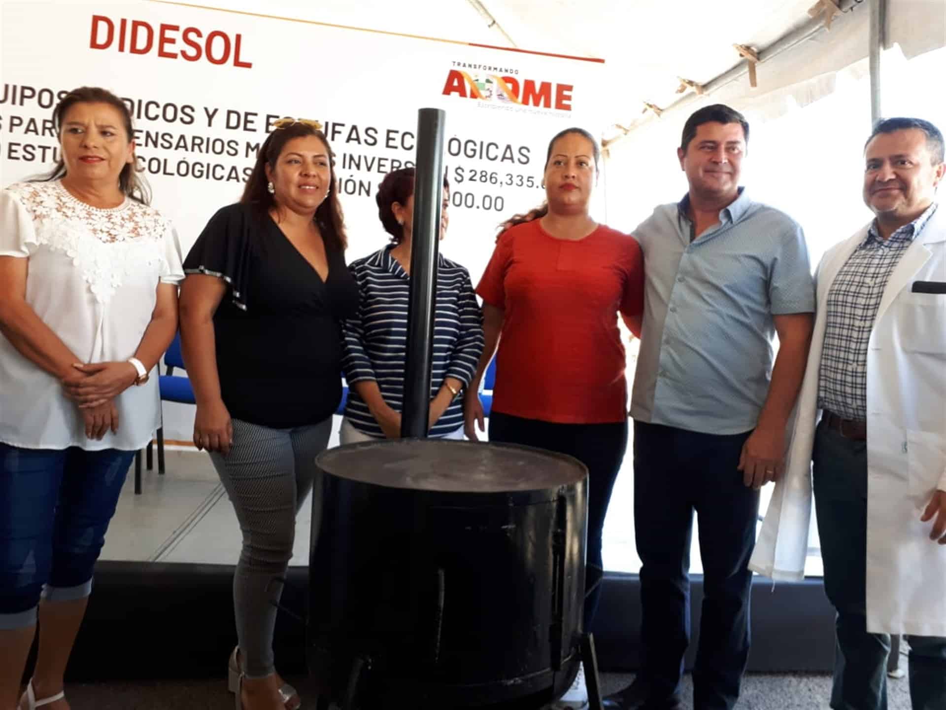 Entregan estufas ecológicas y equipos médicos en Topolobampo