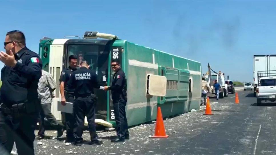 Vuelca unidad de pasajeros en Guasave; una mujer lesionada