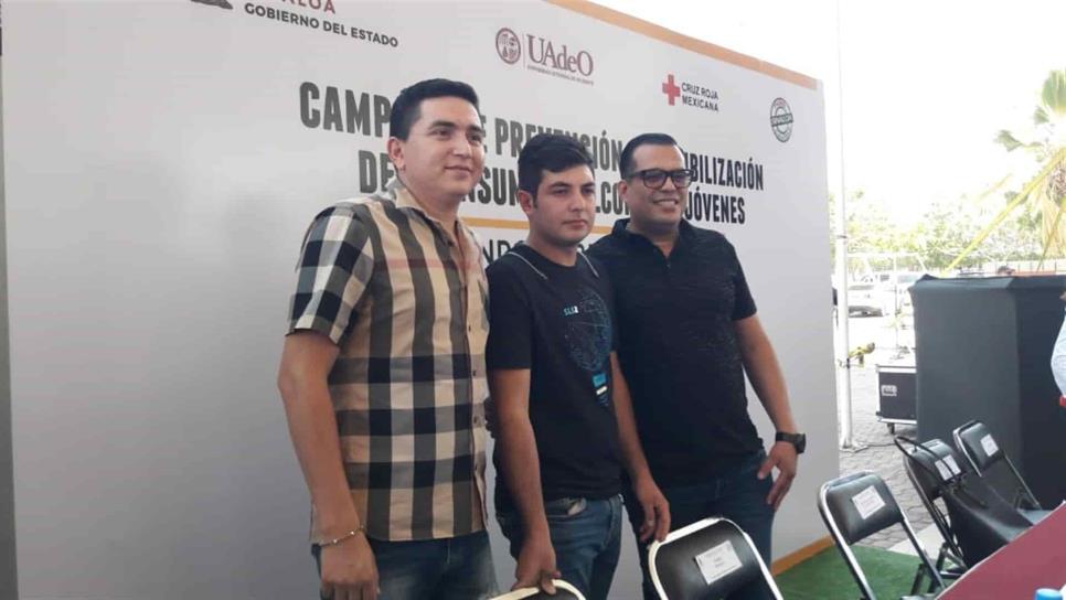 Los Plebes del Rancho concientizan a jóvenes sobre el abuso del alcohol