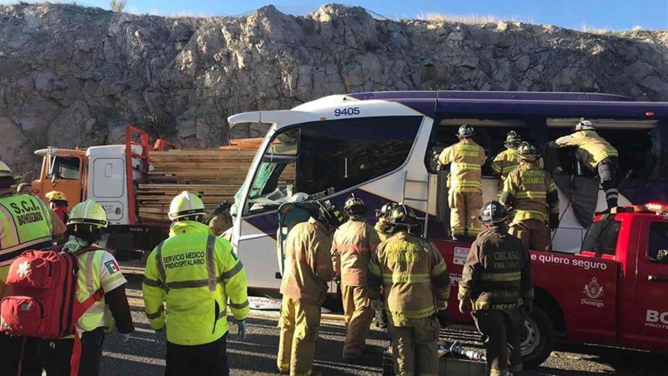 Suman 5 muertos tras choque de autobús y tráiler en la Mazatlán-Durango