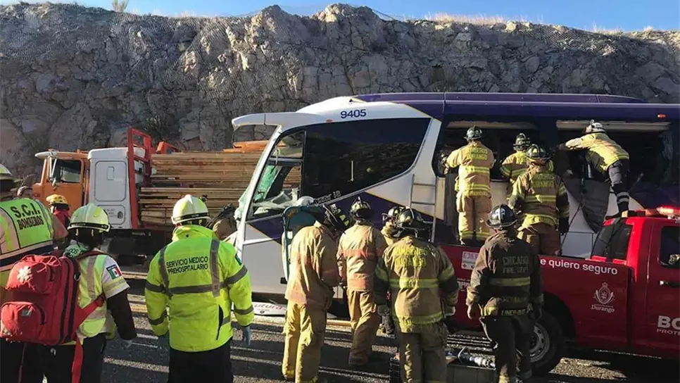 Suman 5 muertos tras choque de autobús y tráiler en la Mazatlán-Durango