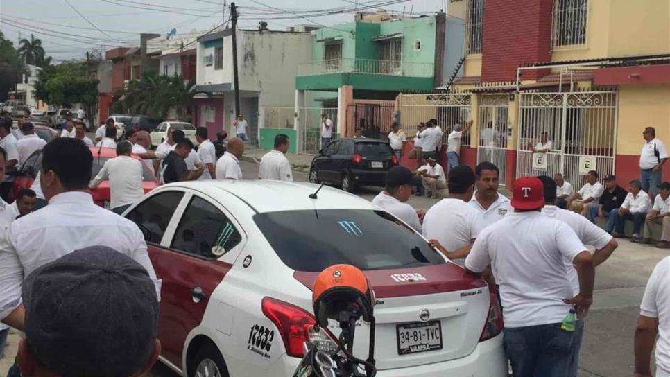 Se manifiestan taxistas en Mazatlán