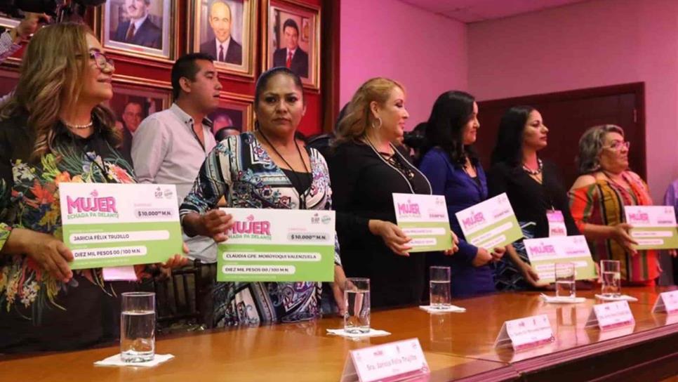 Premian a las ganadoras de Mujer echada padelante