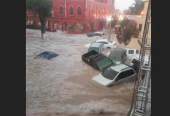 Tromba arrastra vehículos y causa inundaciones en Matehuala