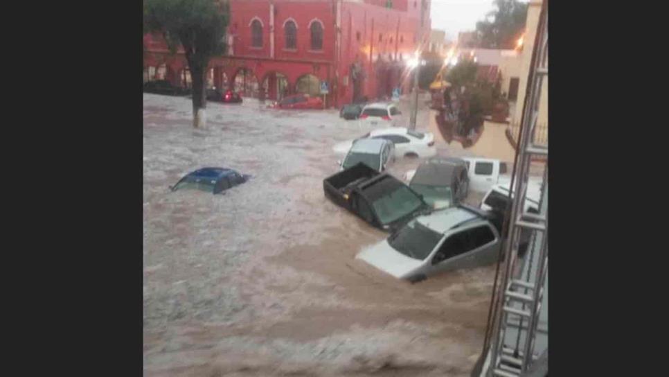 Tromba arrastra vehículos y causa inundaciones en Matehuala