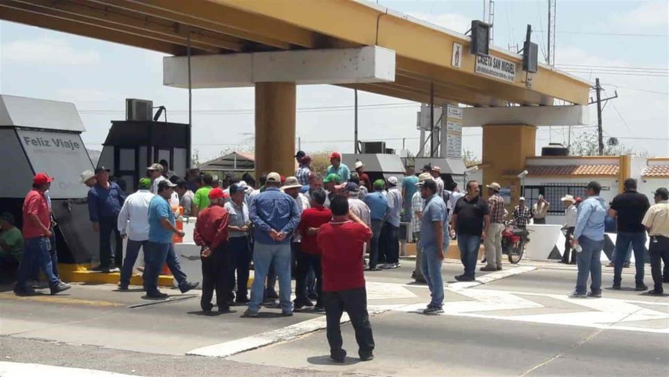 Productores bloquean la México 15 en la caseta de San Miguel