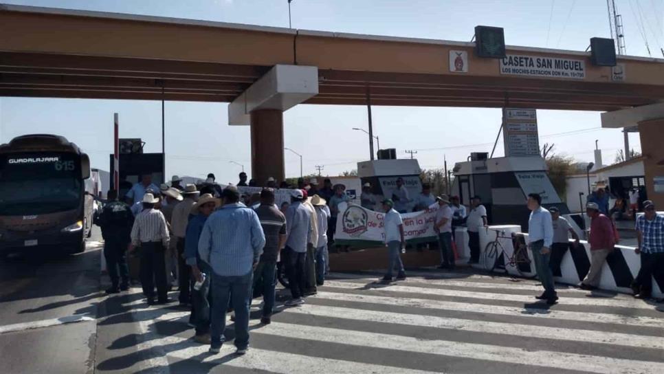 Campesinos de Sinaloa se manifiestan en la caseta de peaje en San Miguel