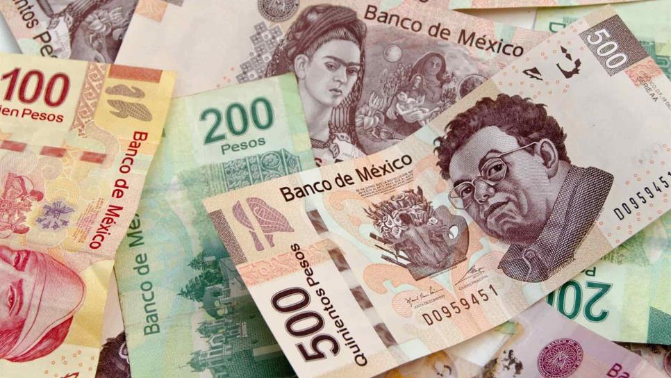 Peso recupera terreno por debilitamiento del dólar