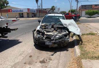 Choque en Los Mochis deja importantes daños materiales
