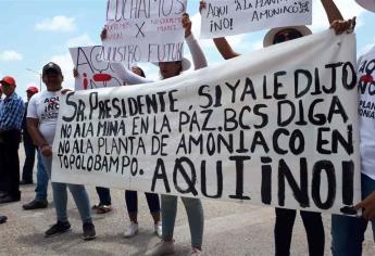 Ante llegada de AMLO a Los Mochis, manifestantes abarrotan aeropuerto local