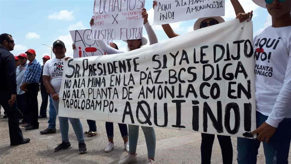 Ante llegada de AMLO a Los Mochis, manifestantes abarrotan aeropuerto local