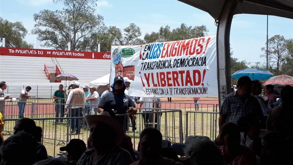 Manifestaciones sociales sobresalen en evento de entrega de apoyos de AMLO en Los Mochis