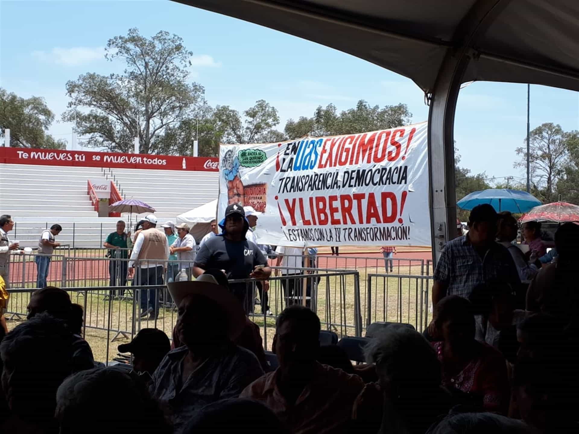 Manifestaciones sociales sobresalen en evento de entrega de apoyos de AMLO en Los Mochis
