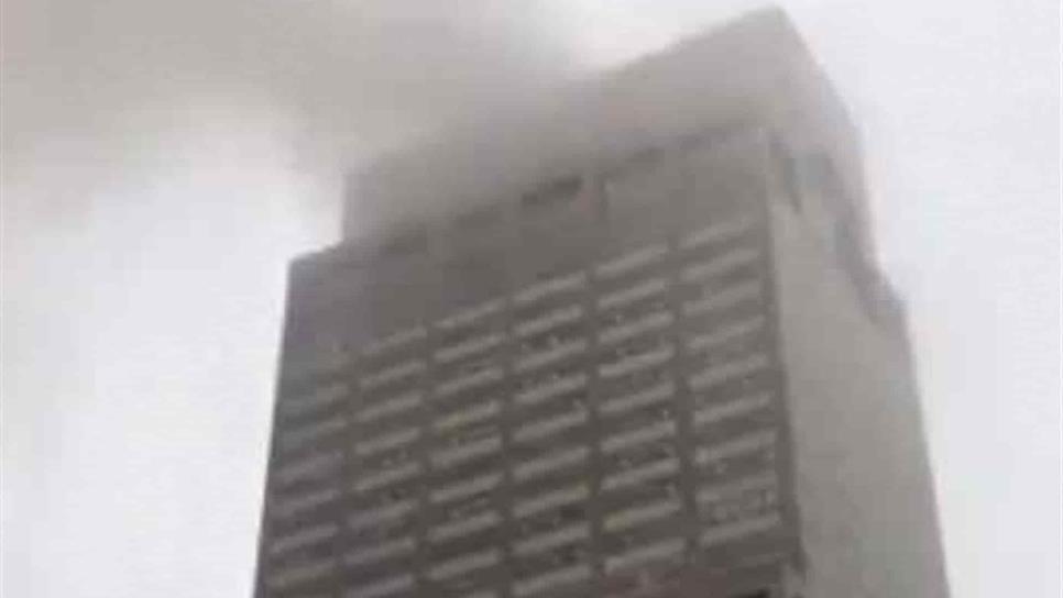 Helicóptero se estrella contra rascacielos en el centro de Nueva York