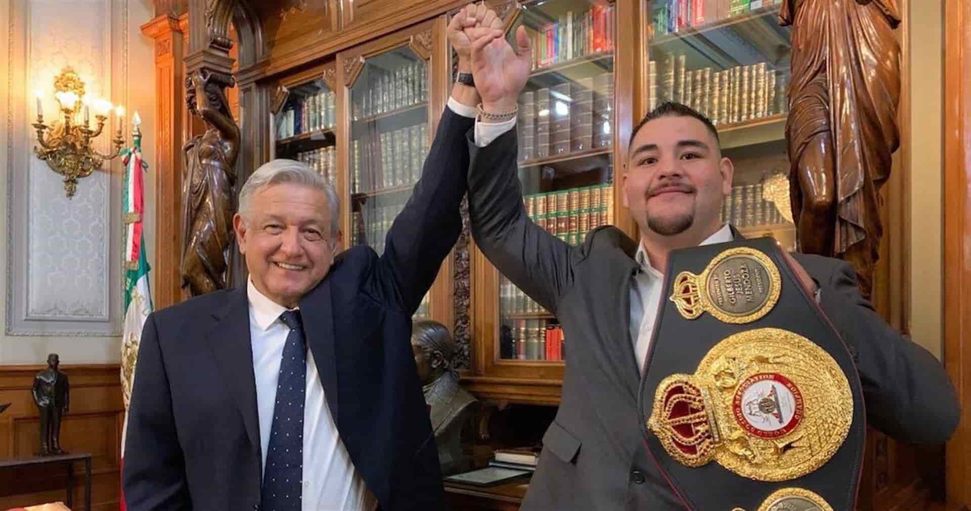 Andy Ruiz obsequia cinturón de campeón a AMLO