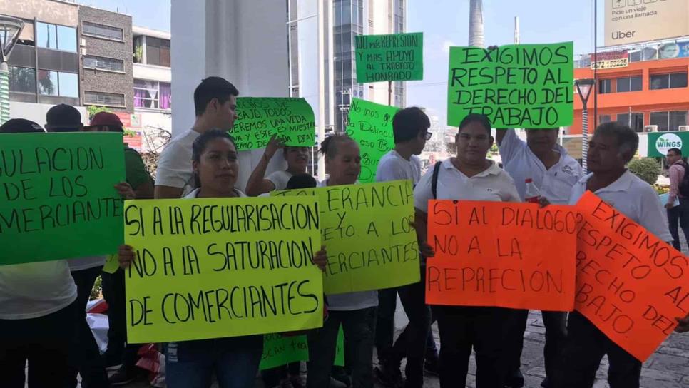 Se manifiestan vendedores ambulantes en el Ayuntamiento de Culiacán