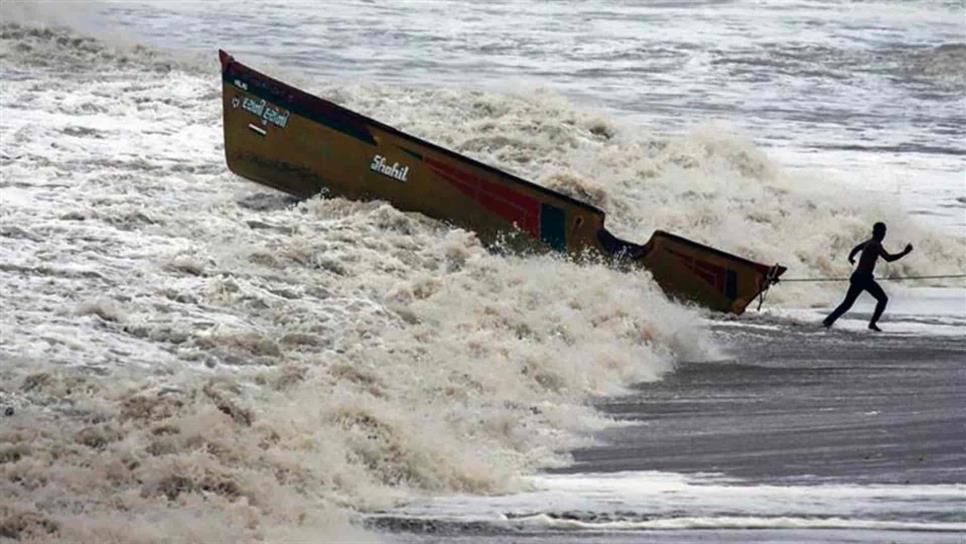 Ciclón obliga a desalojo de miles de personas en Gujarat