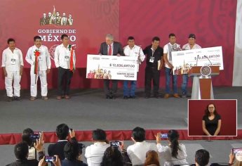 Entrega AMLO a dos municipios de Oaxaca 28.4 mdp recaudados en subasta