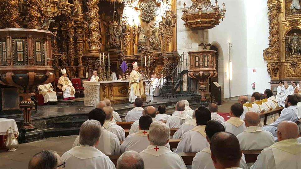 El Vaticano analiza permitir que sacerdotes se casen