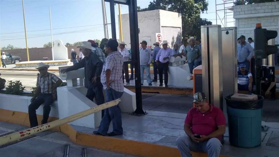 Productores vuelven a bloquear carretera México 15