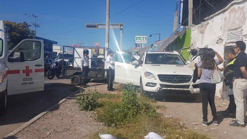 Se pasa el alto, la choca un taxi, y termina arriba de la banqueta