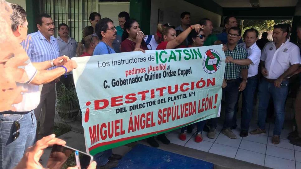 Maestros exigen la destitución del Director del Icatsin 1