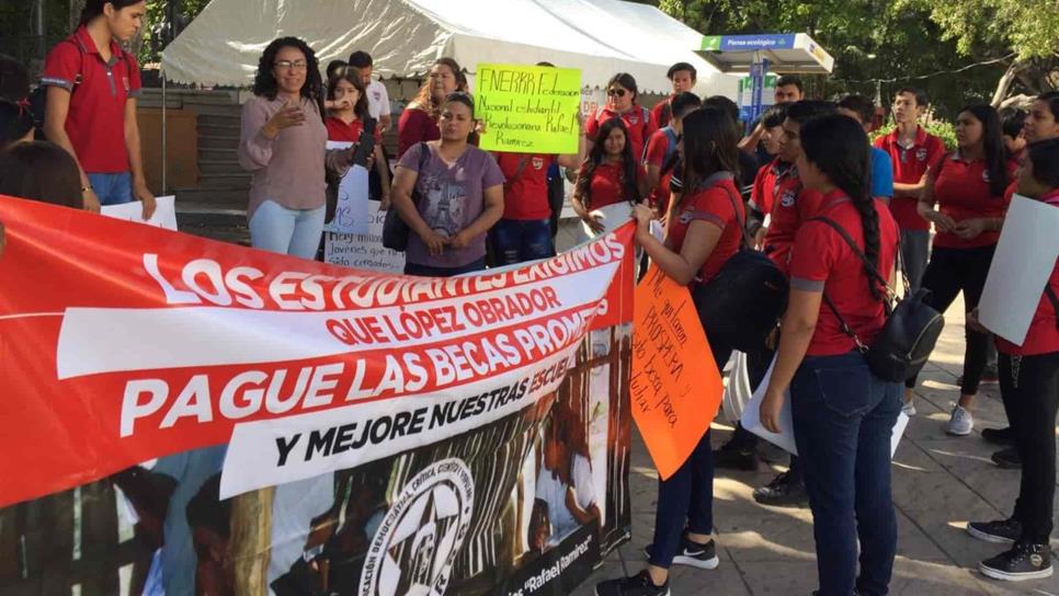 Estudiantes exigen se les pague beca Benito Juárez