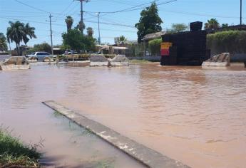 Se rompe tubería de agua y se inunda sector de Álamos 1