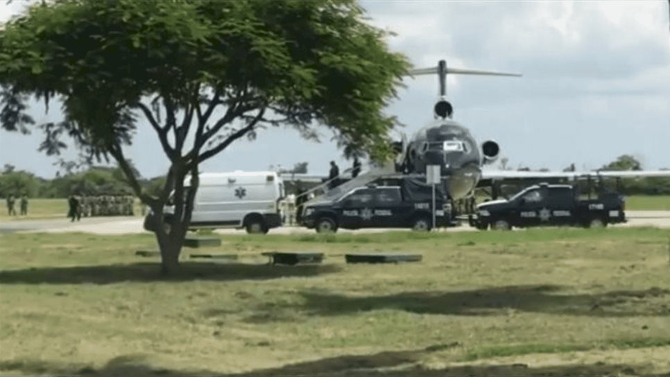 Migrantes haitianos se amotinan en avión de la Policía Federal