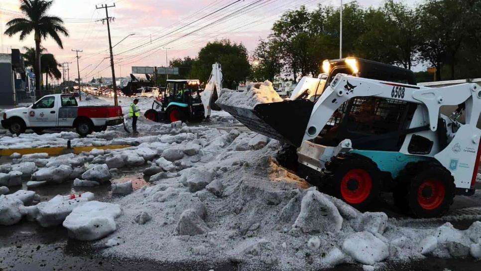 Mantienen labores de apoyo y limpieza tras granizada en Guadalajara