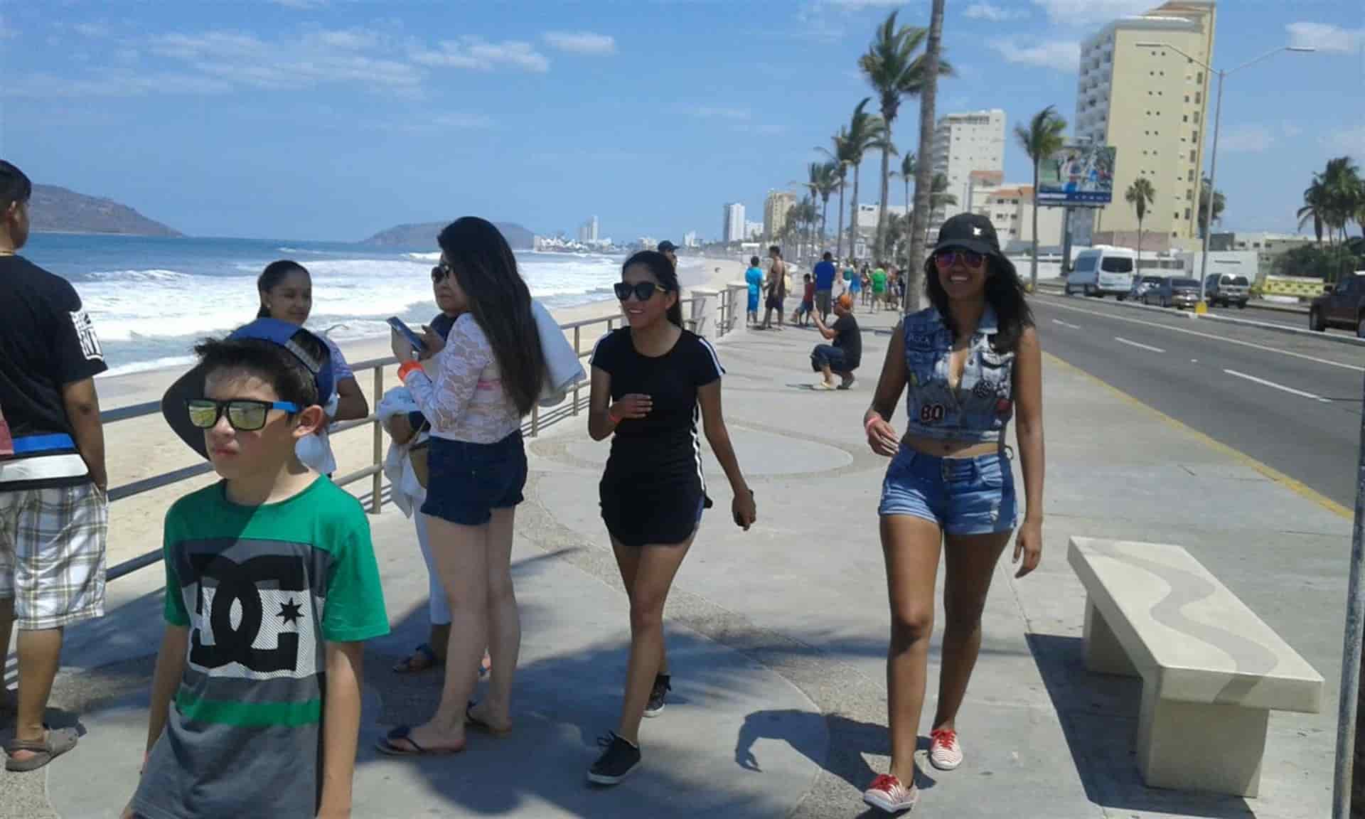 Recomiendan a vacacionistas cuidarse del sol y las altas temperaturas