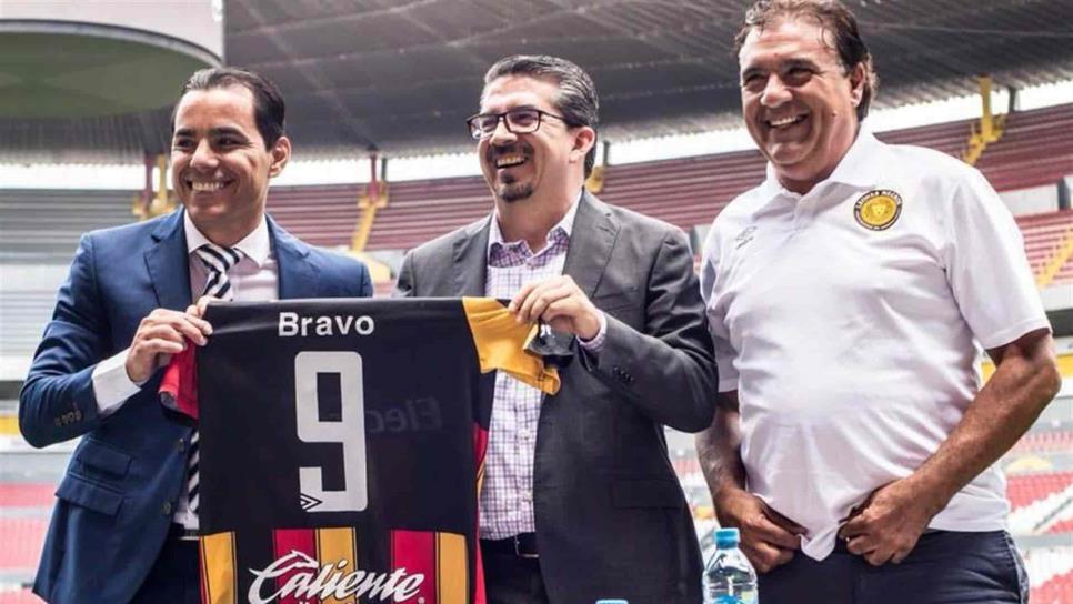 Omar Bravo sale del retiro para jugar con Leones Negros