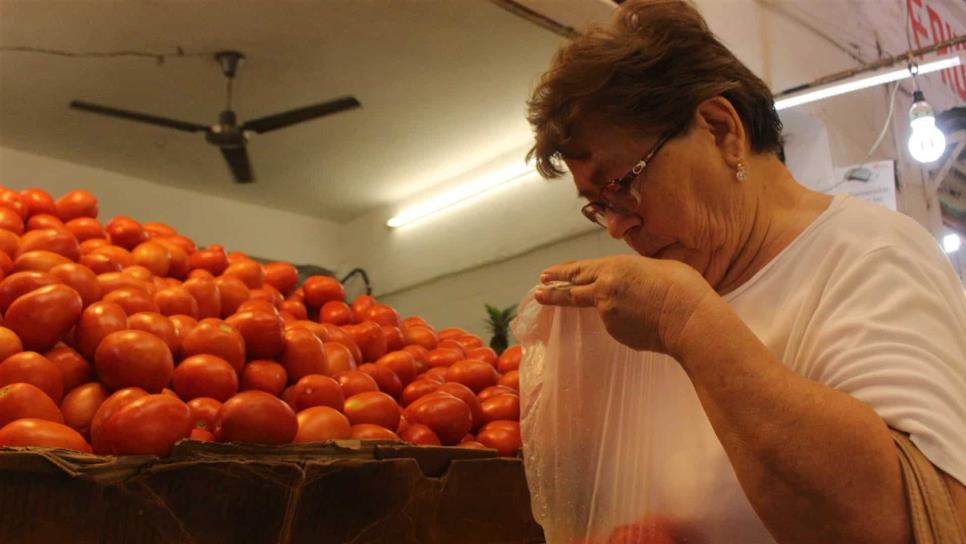 Confianza del consumidor liga cuatro meses a la baja