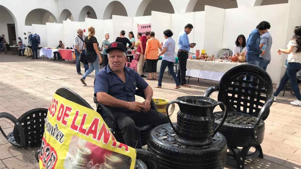 Don Pablo recicla llantas y las convierte en muebles